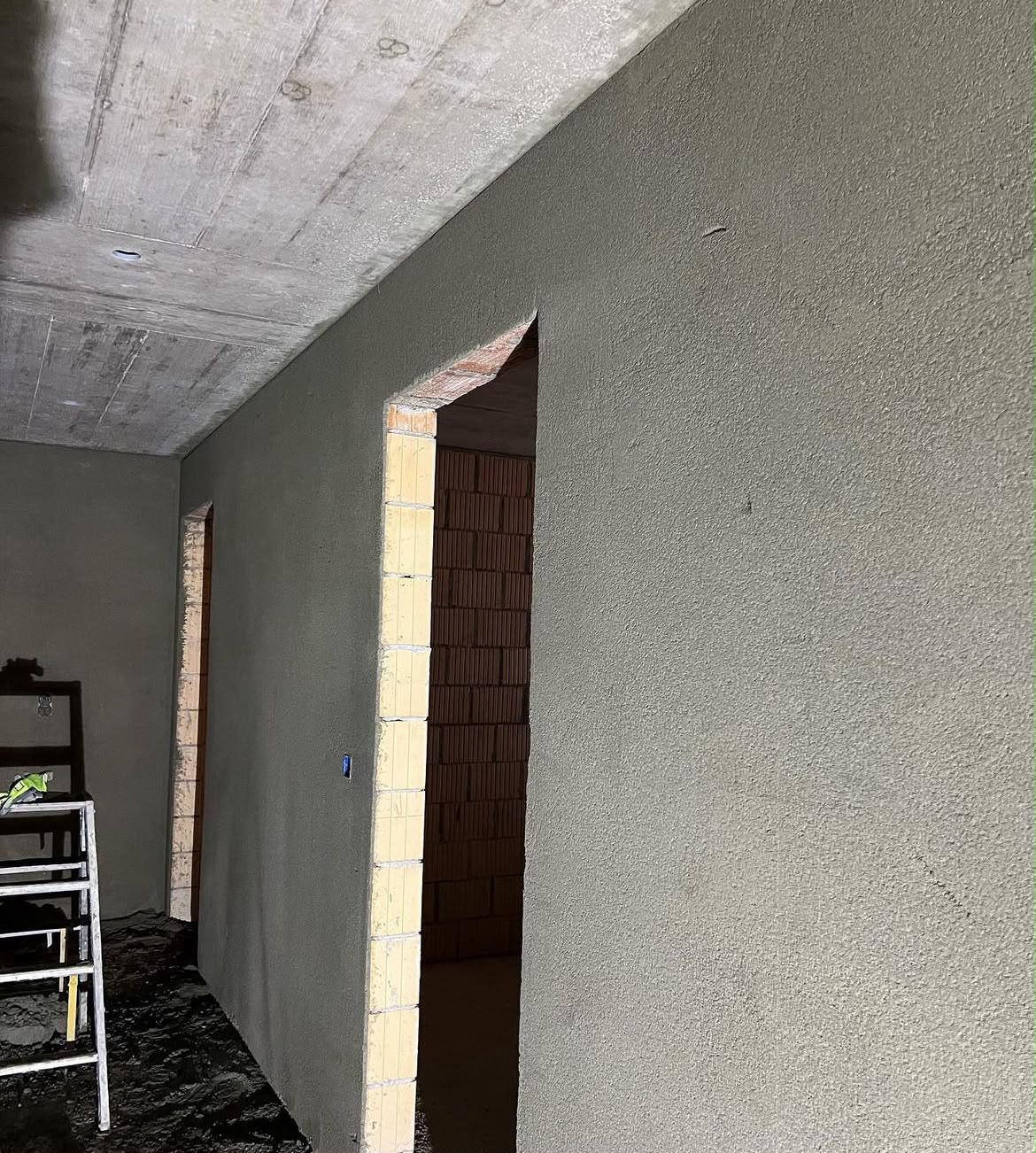 Frisch verputzte Innenwand