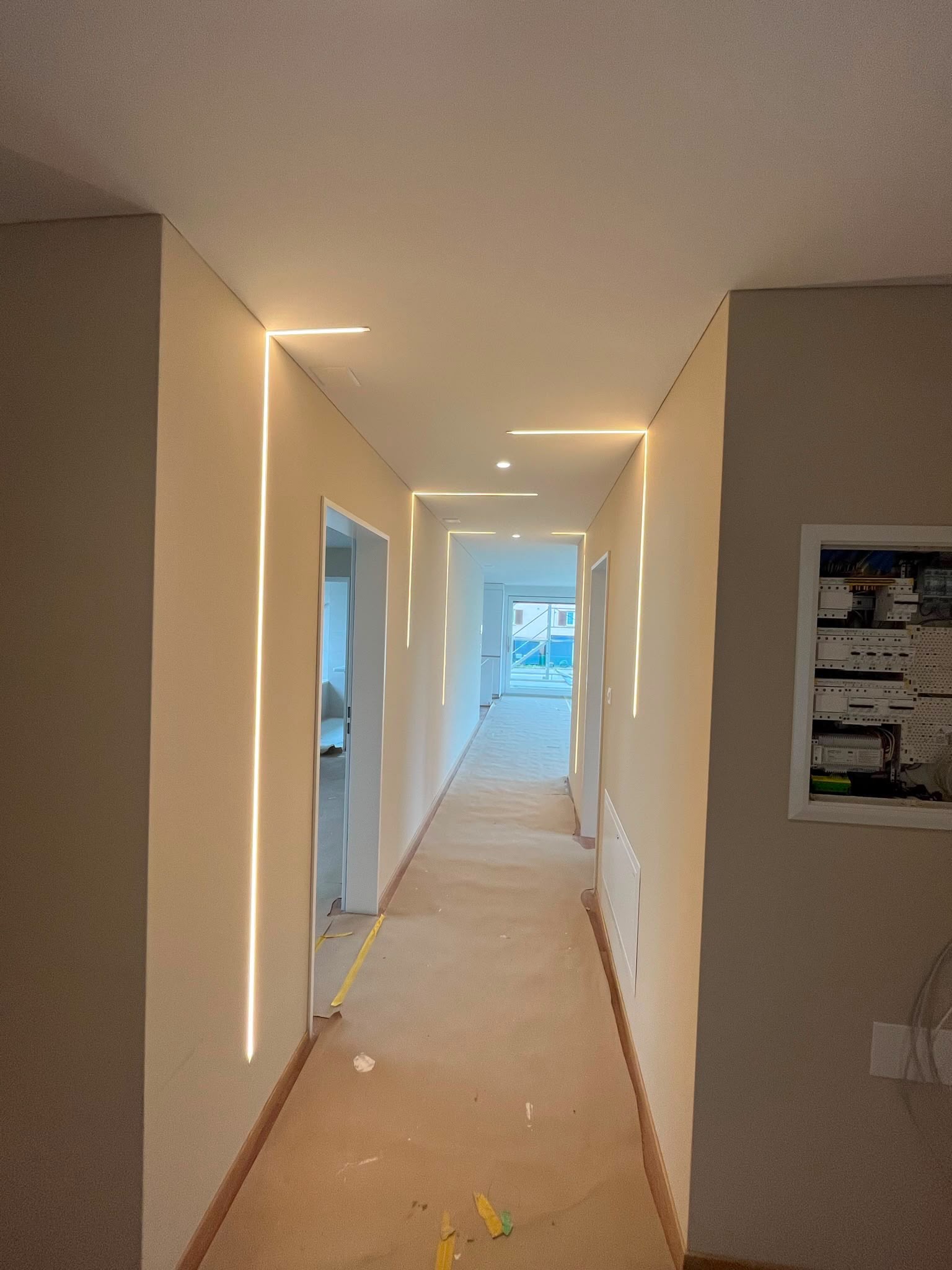Renovierter Innenraum mit Lichtfugen